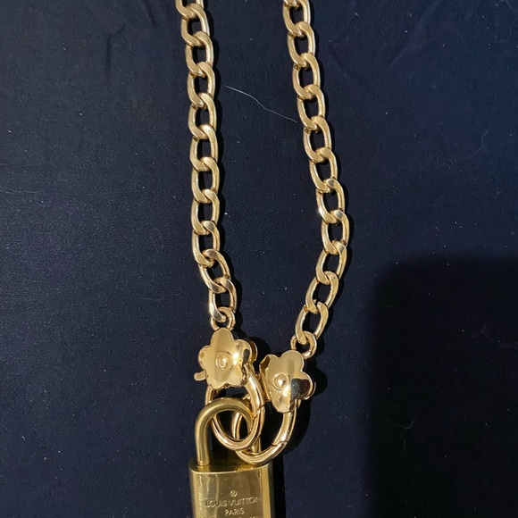 LV padlock with key  and 16” chain necklace#322 - Picture 2 of 2